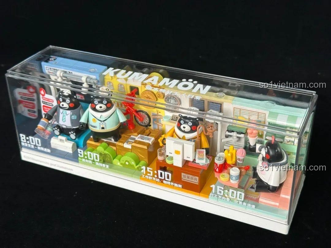 Cận cảnh Kumamon công sở đang chờ tàu trong hộp mica của bộ 880039.