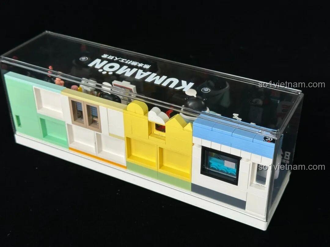 Cận cảnh Kumamon đạp xe và quán cà phê trong hộp mica của bộ 880039.