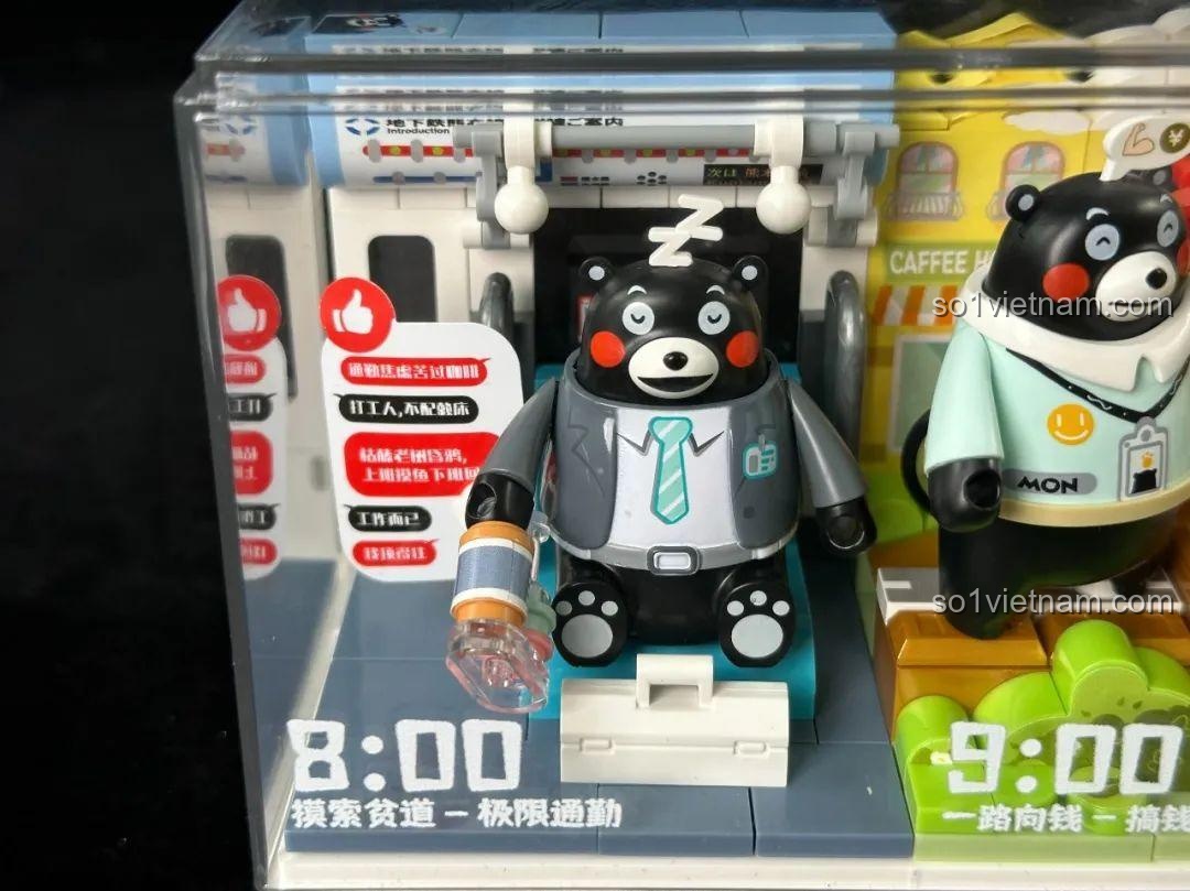 Cận cảnh Kumamon làm việc tại bàn và các phụ kiện trong hộp mica của bộ 880039.
