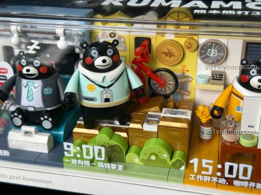 Cận cảnh Kumamon thư giãn với đồ ăn vặt trong hộp mica của bộ 880039.