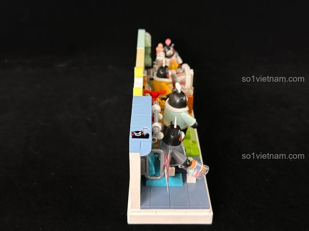 Mặt sau của mô hình inbrixx Kumamon 880039 trong hộp mica trong suốt.