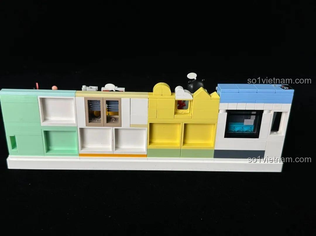 Mô hình inbrixx Kumamon 880039 đã được đặt trong hộp mica trong suốt, nhìn từ phía trước.