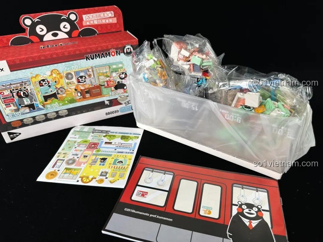 Bên trong hộp inbrixx Kumamon 880039 với các túi mảnh ghép, sách hướng dẫn và sticker.