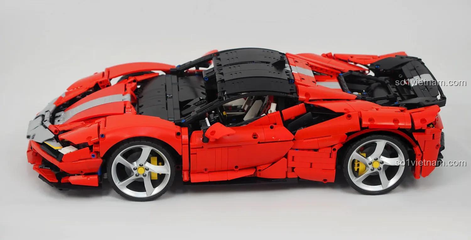 Mô hình Ferrari SF90 Stradale Inspire R60001 nhìn từ bên hông, thể hiện đường nét thiết kế tinh xảo, phù hợp bé trai 8 tuổi.