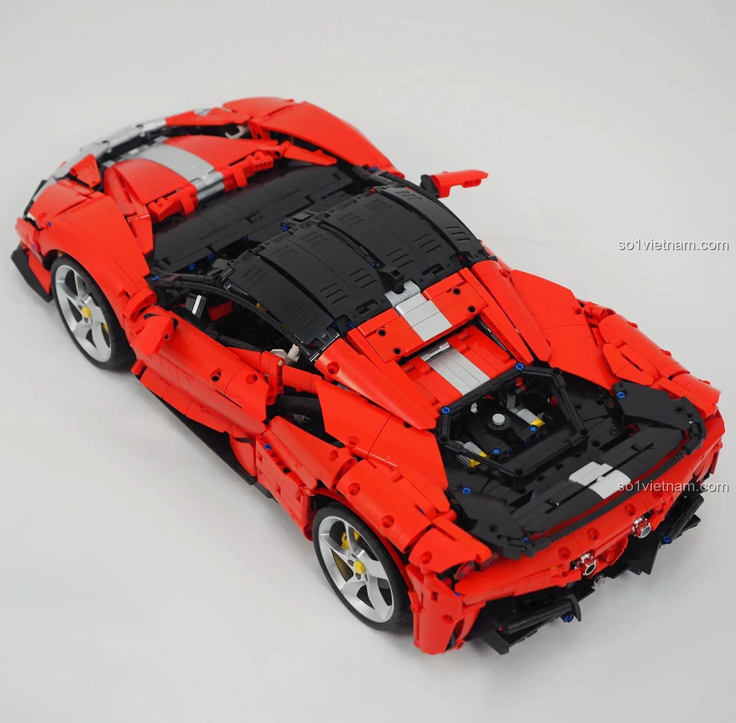 Bộ đồ chơi Inspire R60001 Siêu xe Ferrari SF90 Stradale nhìn từ trên xuống, chi tiết đuôi xe và động cơ, cho bé trai 8 tuổi.