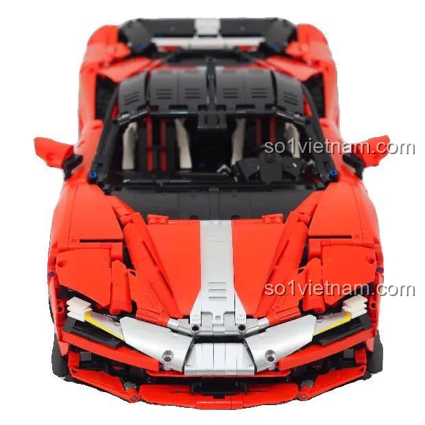 Xe đua Ferrari SF90 Stradale Inspire R60001 nhìn trực diện, thiết kế đầu xe mạnh mẽ, phù hợp bé trai 8 tuổi, chất lượng cao.