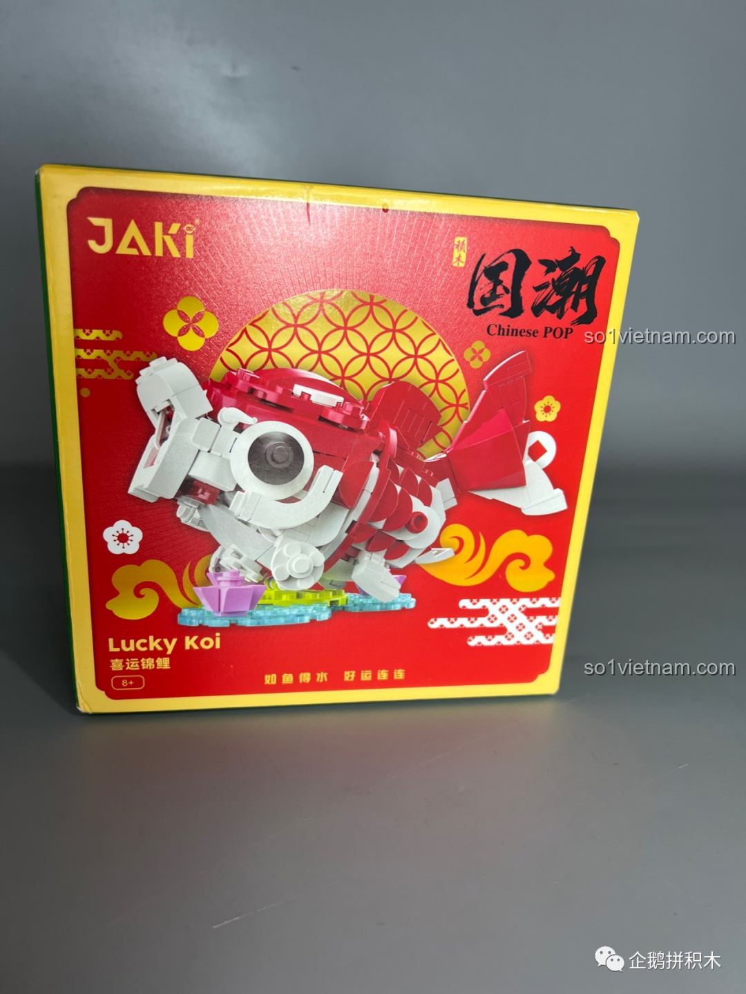 Bên trong hộp bộ lắp ghép JAKI Cá Chép Vận May gồm 5 túi mảnh ghép và sách hướng dẫn.