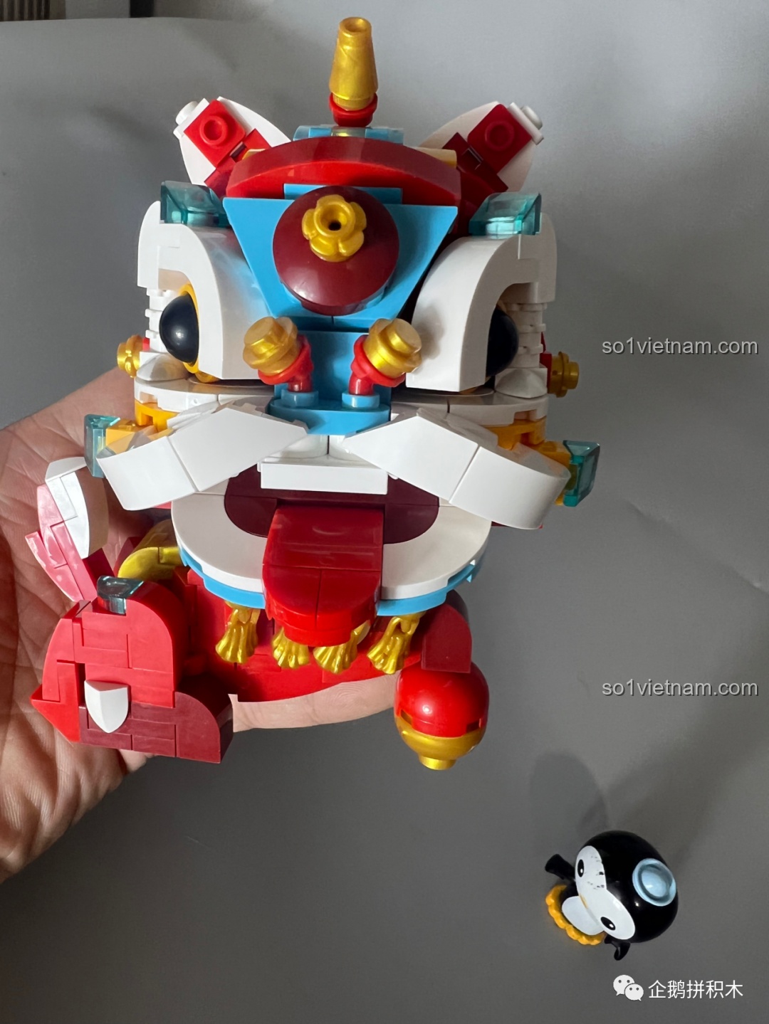 Hộp sản phẩm của bộ lắp ghép JAKI Cá Chép Vận May (Lucky Koi) với tông màu đỏ và vàng chủ đạo.