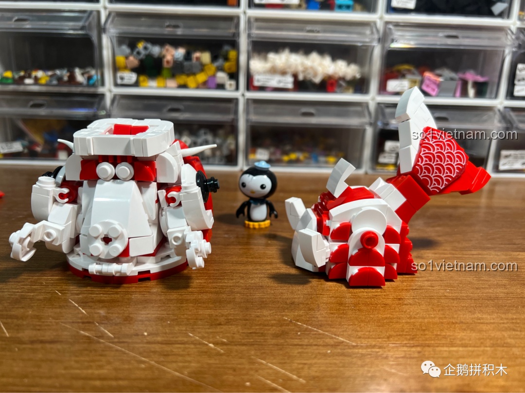 Lắp ráp phần đuôi của Cá Chép Vận May JAKI, với chi tiết vảy cá được in sẵn.