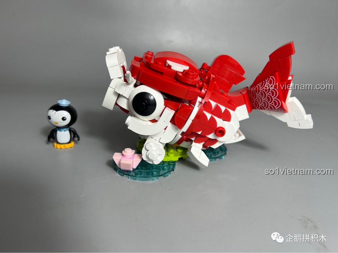 Cận cảnh mô hình Cá Chép Vận May JAKI, chi tiết mắt to tròn và các đường cong mềm mại.