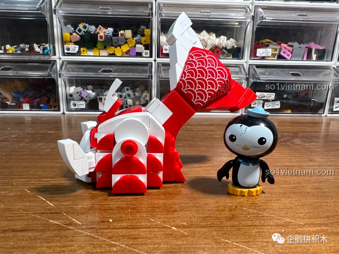 Mô hình Cá Chép Vận May JAKI hoàn thiện nhưng chưa gắn đế, khoe trọn vẹn dáng bơi lượn.