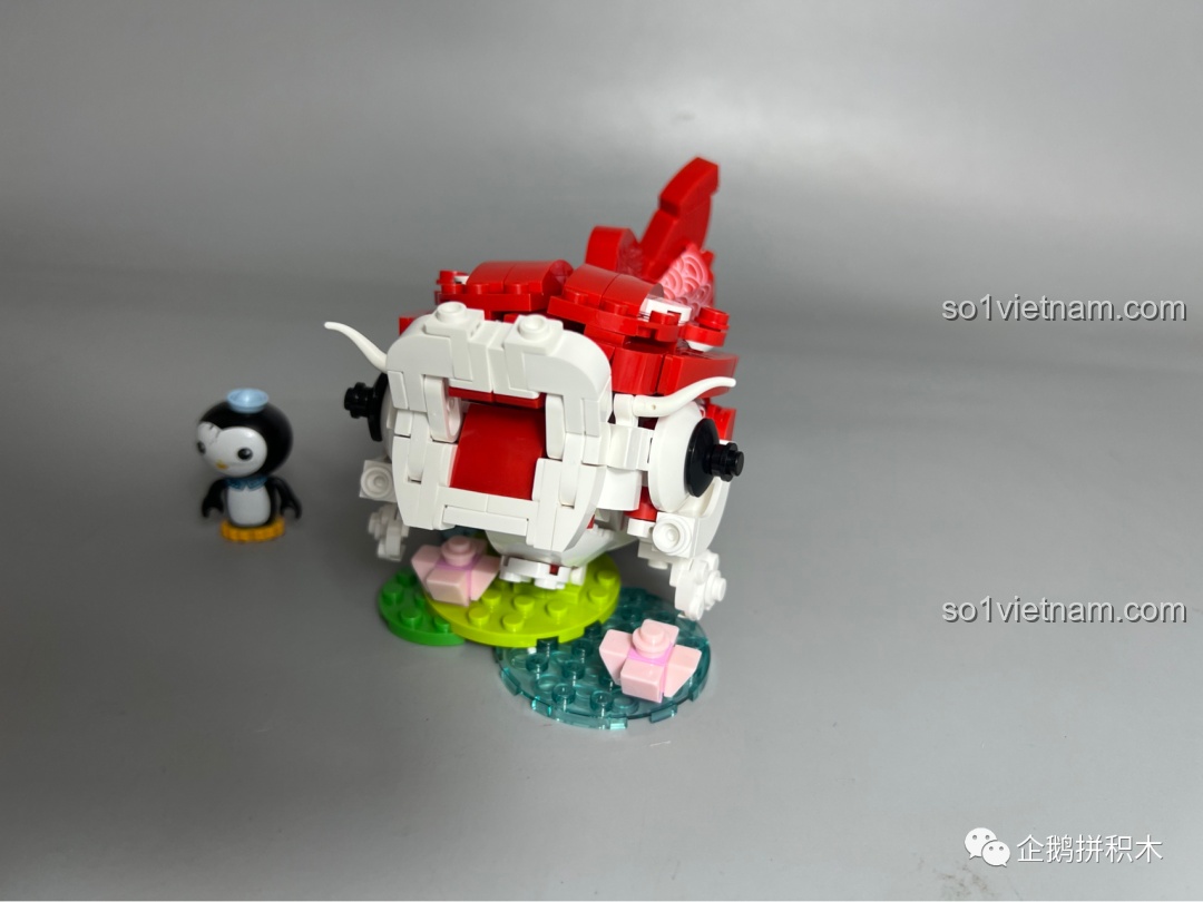 Một góc nhìn khác của mô hình Cá Chép Vận May JAKI, một món đồ chơi trang trí đầy ý nghĩa.