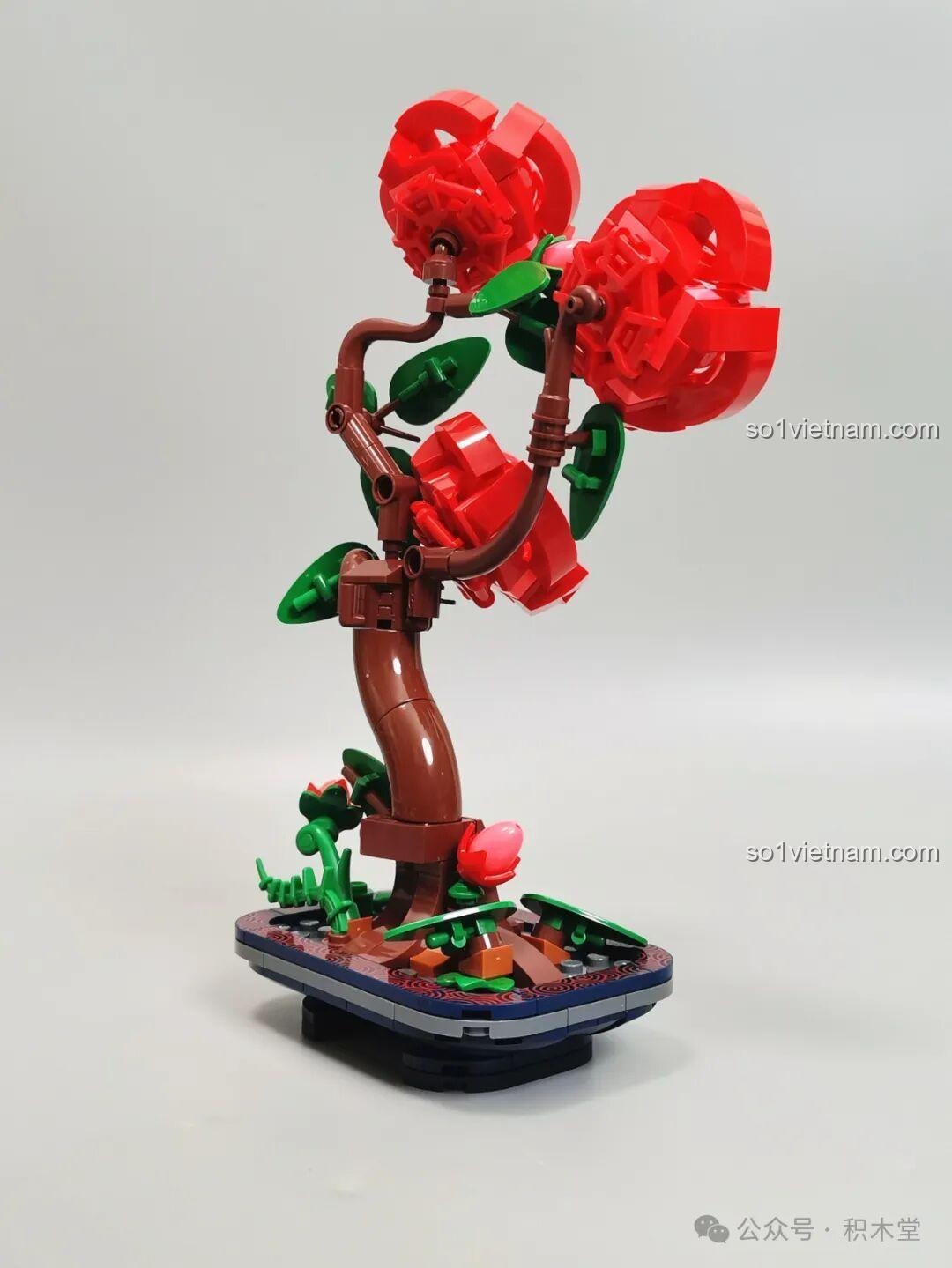 Bộ Lắp Ghép Hoa Thủy Tiên JAKI DK002 - Các hộp sản phẩm với màn hình trang trí và các mẫu hoa bên cạnh nhau với các màn hình trang trí và các mẫu hoa