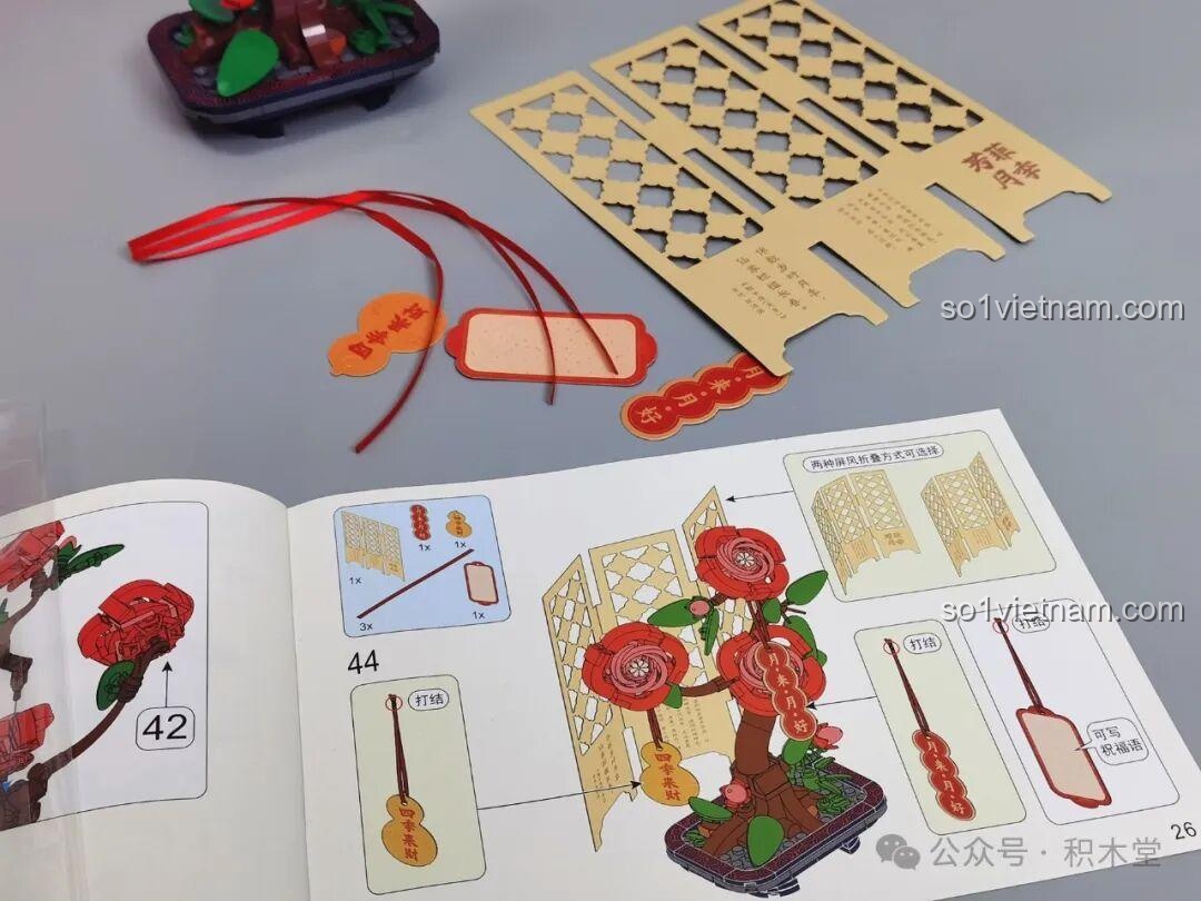 Bộ Lắp Ghép Hoa Thủy Tiên JAKI DK002 - Các hộp sản phẩm với màn hình trang trí và các mẫu hoa bên cạnh nhau