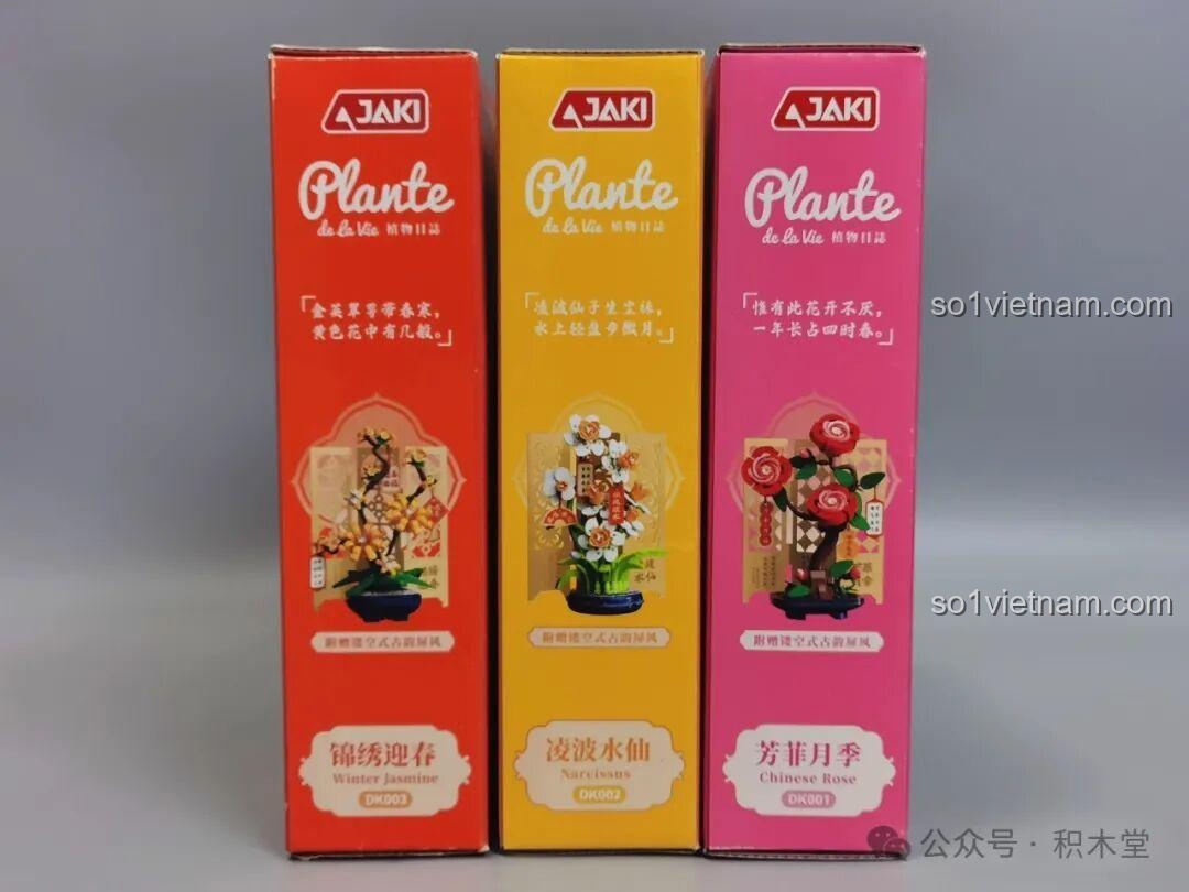 Bộ Lắp Ghép Hoa Thủy Tiên JAKI DK002 - Hộp sản phẩm bên cạnh các mẫu hoa