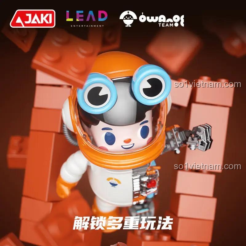 Mô hình phi hành gia Space Owangeboy NO.07 JAKI HK301 với các khối lắp ghép xung quanh, đồ chơi lắp ghép cho bé 8 tuổi, thể hiện khả năng sáng tạo