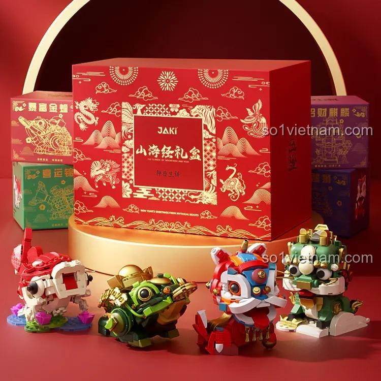 Hộp quà và 4 mô hình linh vật từ bộ đồ chơi JAKI JK2022, lựa chọn quà tặng Tết Nguyên Đán ý nghĩa cho bé trai và bé gái.
