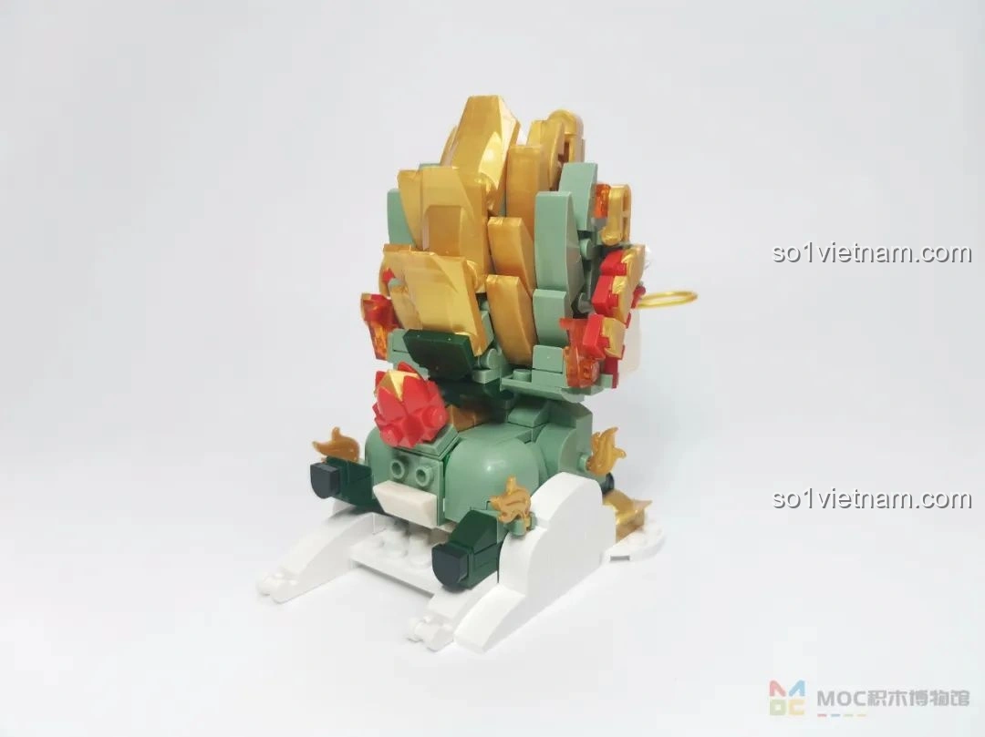 Phần đế của mô hình JAKI JK20236 Cá Chép May Mắn đang được lắp ráp, với các mảnh ghép trong suốt mô phỏng mặt nước và hoa sen.