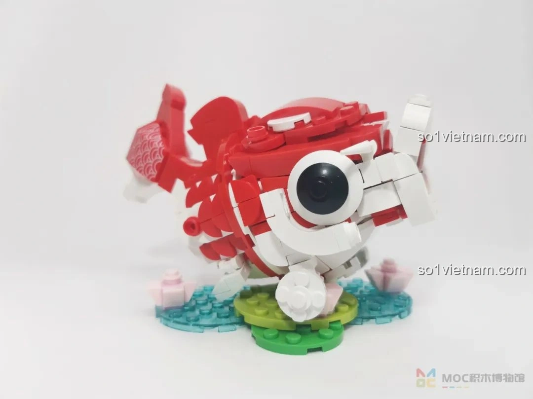 Mô hình JAKI JK20236 Cá Chép May Mắn đã hoàn thiện, nhìn từ phía sau với phần đuôi và vây uyển chuyển.