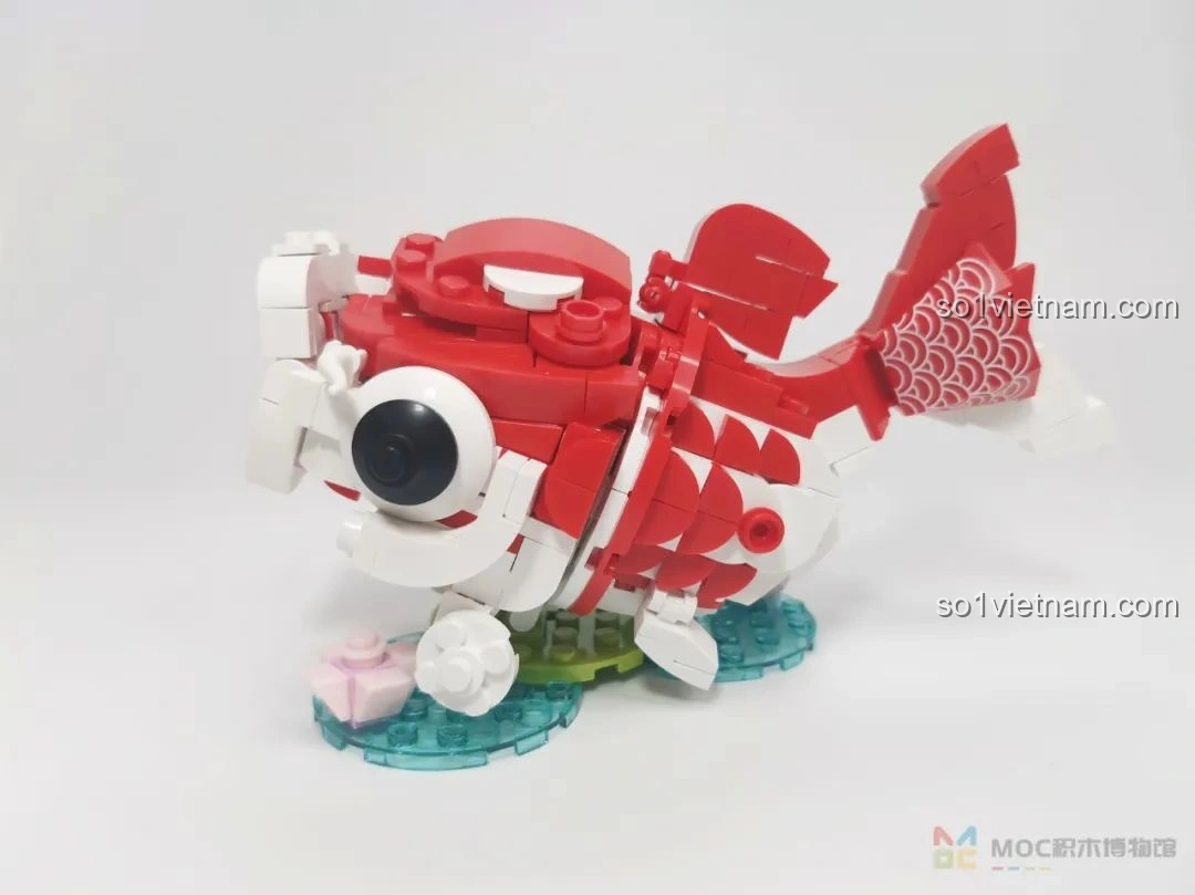 Mô hình JAKI JK20236 Cá Chép May Mắn đã hoàn thiện, nhìn trực diện với đôi mắt to và các chi tiết vảy đỏ trắng.