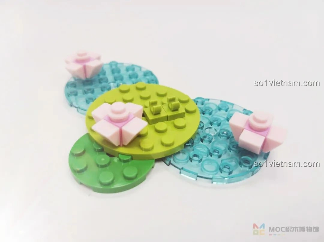 Phần thân của mô hình JAKI JK20236 Cá Chép May Mắn đang được lắp ráp, với các mảnh ghép đỏ trắng tạo độ phồng.