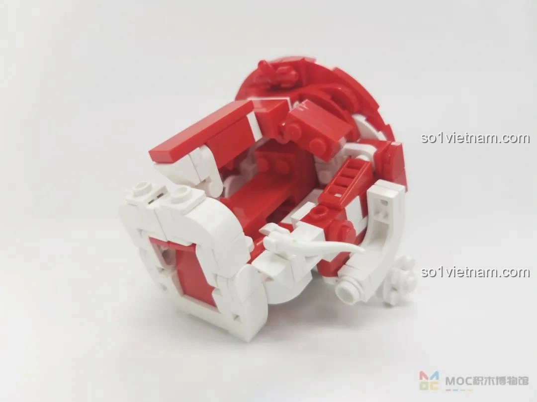 Một góc khác của phần thân mô hình JAKI JK20236 Cá Chép May Mắn đang được lắp ráp, cho thấy cấu trúc bên trong.