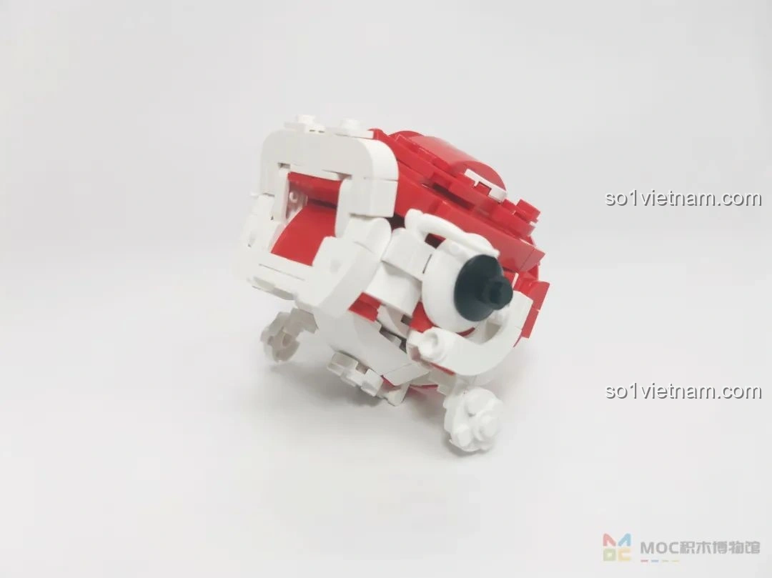 Phần thân của mô hình JAKI JK20236 Cá Chép May Mắn đang được lắp ráp, với các chi tiết vây và vảy.