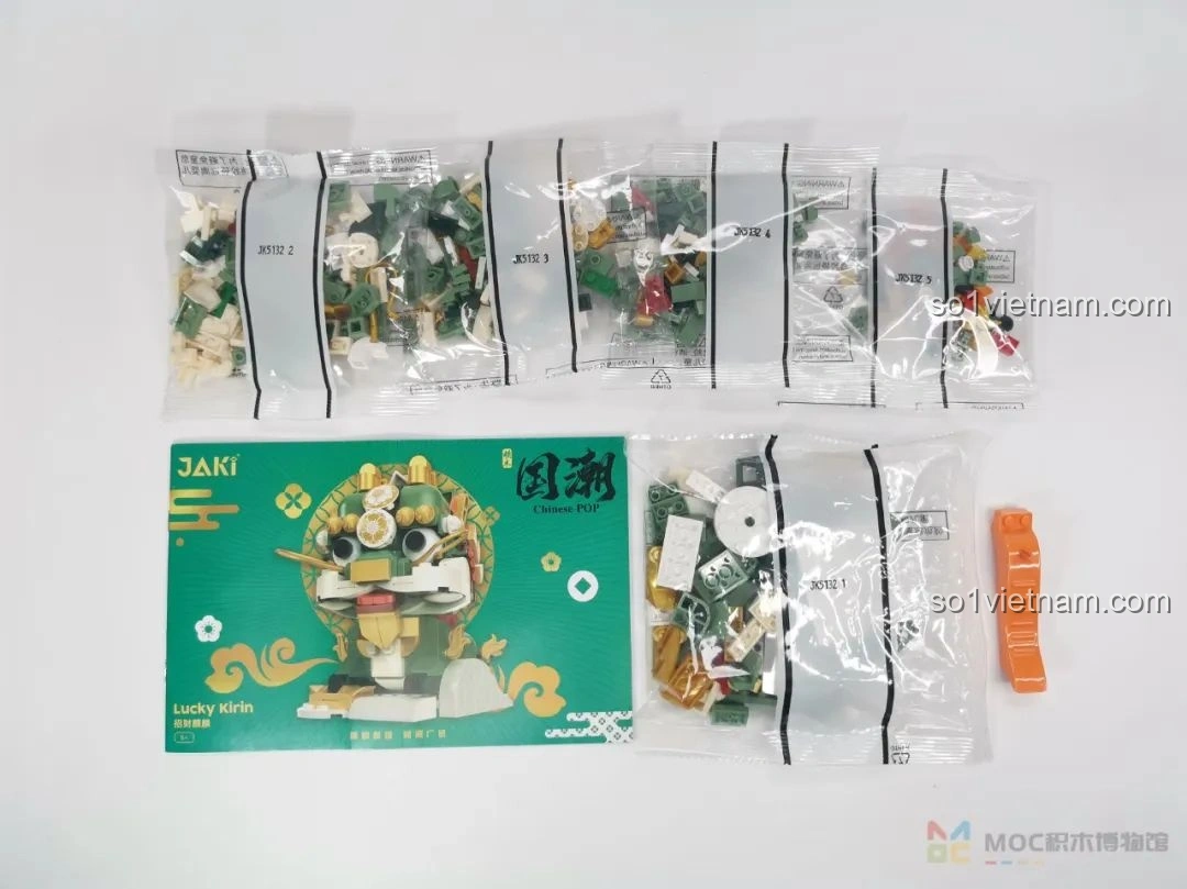 Các túi mảnh ghép và sách hướng dẫn của bộ lắp ráp JAKI JK20236 Kỳ Lân Chiêu Tài, chuẩn bị cho việc lắp ráp mô hình thần thú.