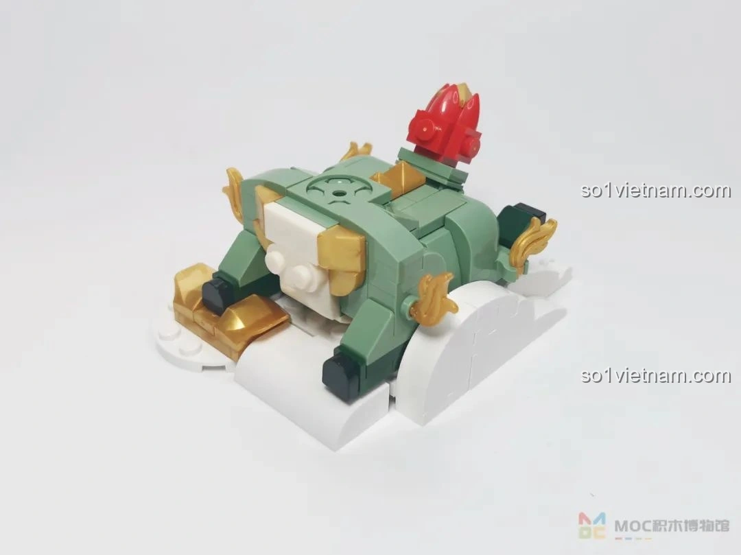 Phần thân của mô hình JAKI JK20236 Kỳ Lân Chiêu Tài đang được lắp ráp, với các mảnh ghép màu xanh lá và vàng đồng.