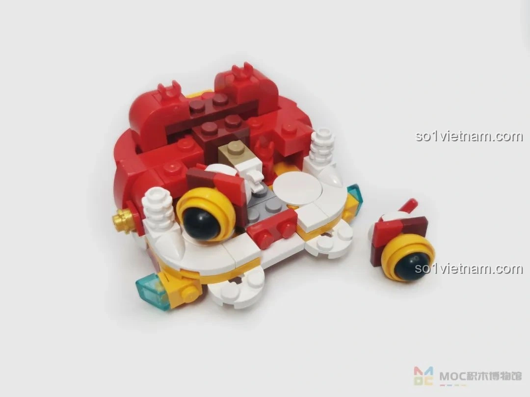 Cấu trúc bên trong phần đầu của mô hình JAKI JK20236 Sư Tử Thức Tỉnh Ban Phúc đang được lắp ráp, cho thấy sự phức tạp và vững chắc.