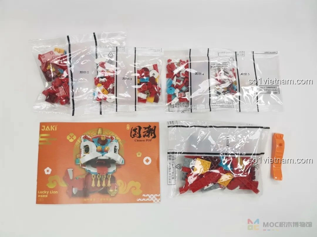 Các túi mảnh ghép và sách hướng dẫn của bộ lắp ráp JAKI JK20236 Sư Tử Thức Tỉnh Ban Phúc, sẵn sàng cho quá trình lắp ráp.