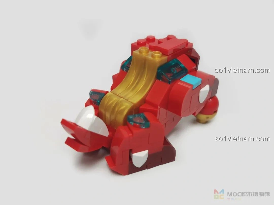 Phần thân sau của mô hình JAKI JK20236 Sư Tử Thức Tỉnh Ban Phúc đang được lắp ráp, với các chi tiết khớp nối linh hoạt.