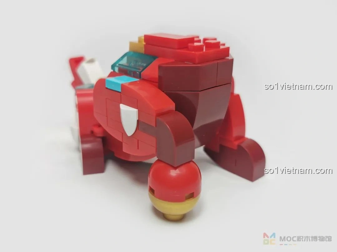 Phần thân trước của mô hình JAKI JK20236 Sư Tử Thức Tỉnh Ban Phúc đang được lắp ráp, với tư thế lăn quả cầu may mắn.