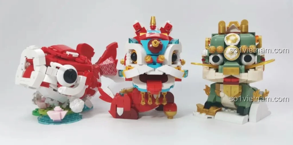 Ba mô hình lắp ráp JAKI JK20236 Thú Niên Sơn Hải Kinh: Sư Tử Thức Tỉnh Ban Phúc, Kỳ Lân Chiêu Tài, Cá Chép May Mắn đã hoàn thiện, trưng bày đẹp mắt.