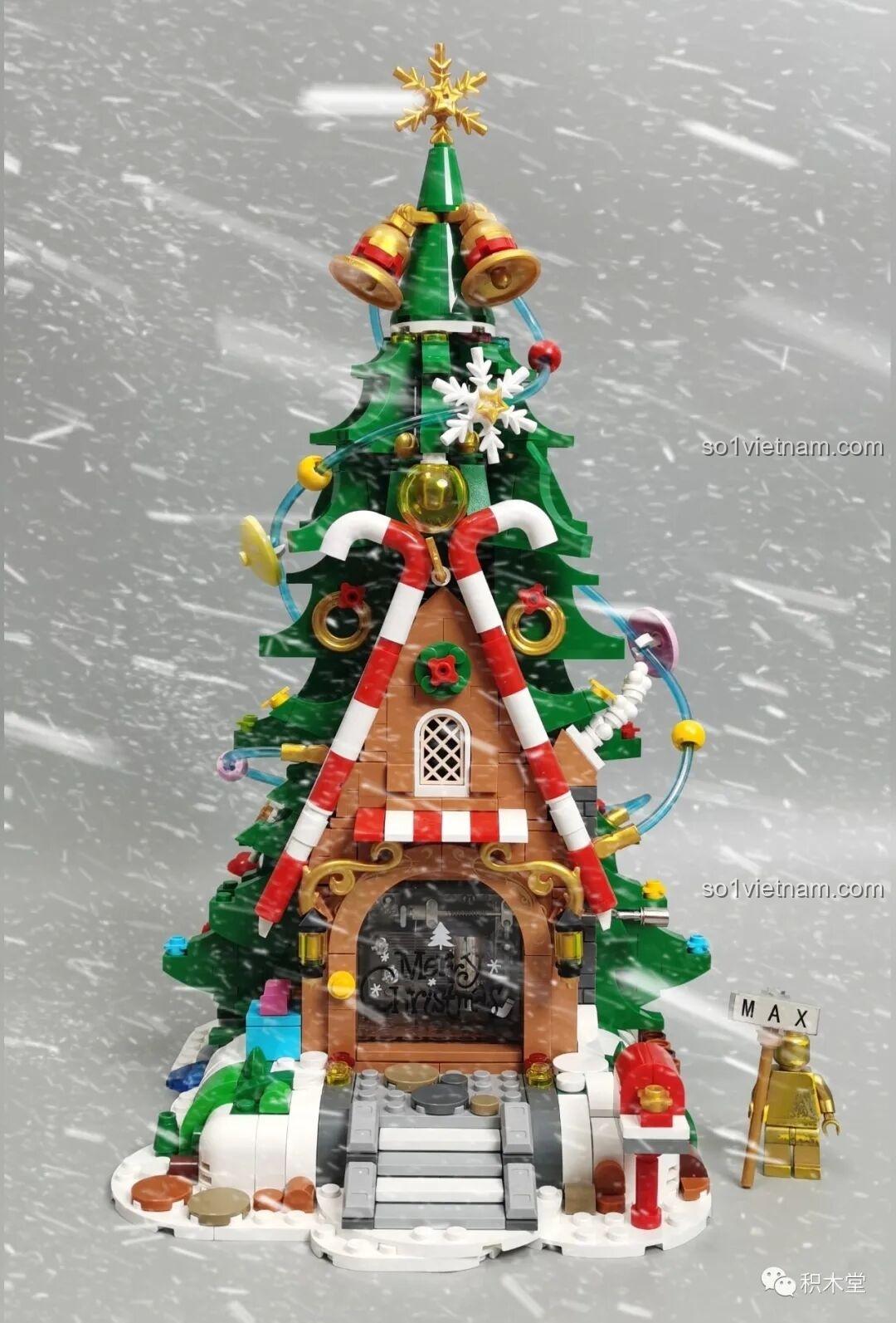 Cận cảnh bộ lắp ghép Ngôi nhà cây Giáng Sinh JAKI JK5128 với tuyết rơi, tạo không khí lễ hội ấm cúng.