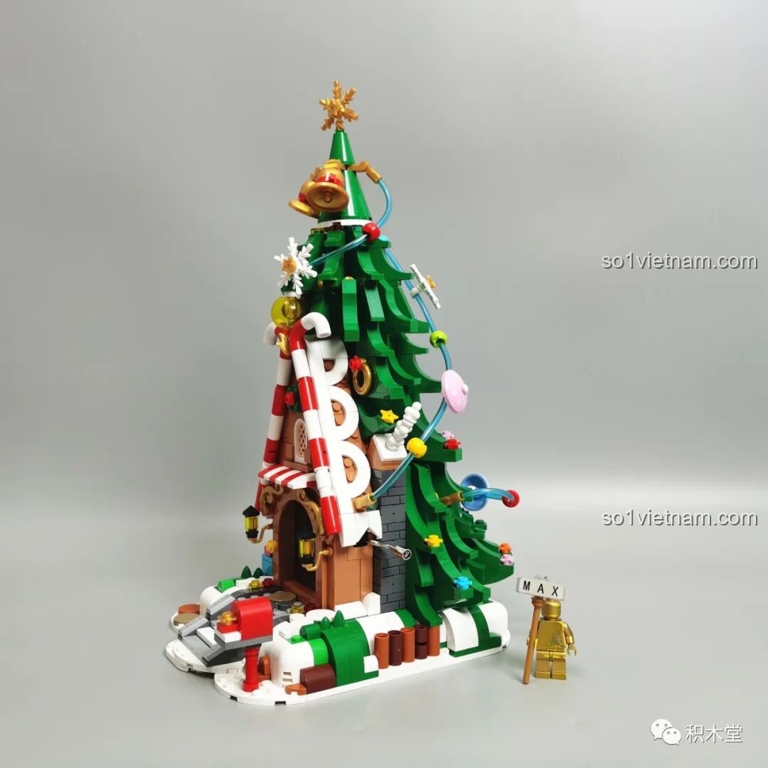 Mô hình Ngôi Nhà Cây JAKI JK5128 nhìn từ bên phải, thấy rõ các chi tiết trang trí và tay quay hộp nhạc.