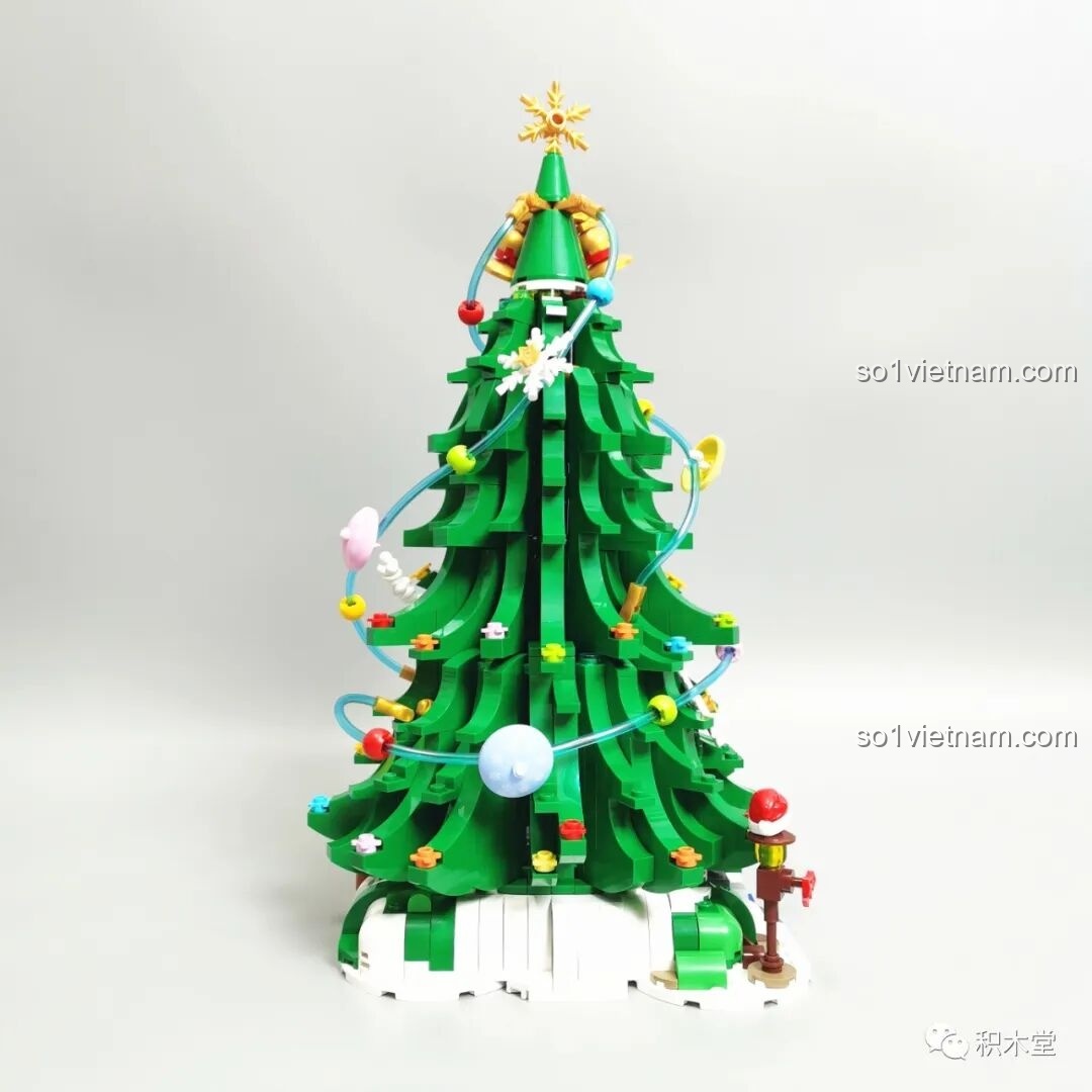 Mô hình Ngôi Nhà Cây JAKI JK5128 nhìn từ phía sau, khoe trọn vẹn tán lá thông xanh mướt.