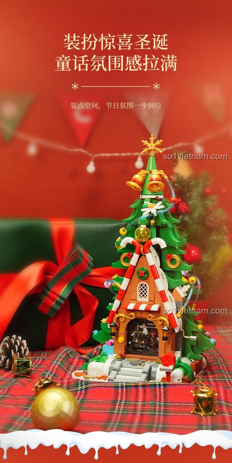 Chi tiết mặt sau của mô hình cây thông Noel có nhạc JAKI JK5128, trang trí lộng lẫy với vòng hoa và ngôi sao.