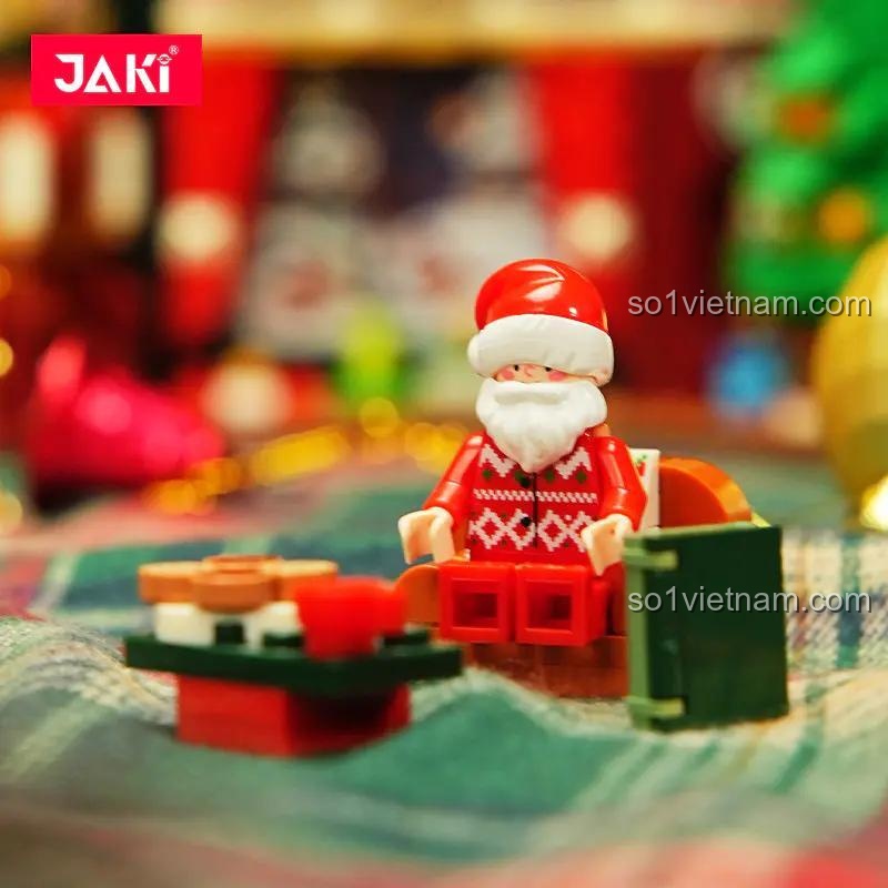 Minifigure ông già Noel đáng yêu từ sách mô hình JAKI 5155, chi tiết sắc nét, chất lượng cao.