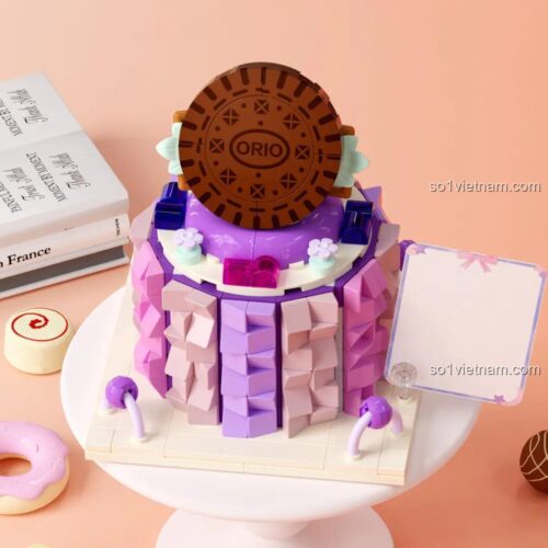 Mô hình bánh Oreo tím JAKI JK5639 với bánh donut và sách