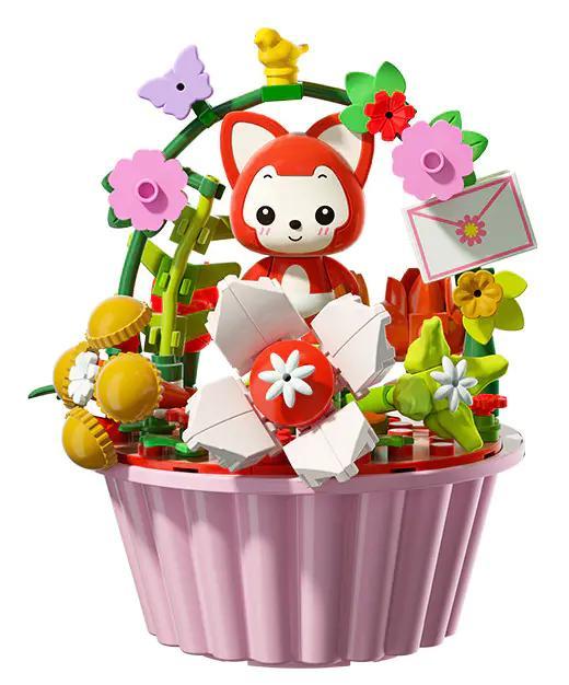 Ảnh chụp chính diện bộ lắp ghép Bánh Cupcake Dâu Tây Cáo Ali JAKI JK6502. Mô hình có màu hồng chủ đạo, với nhân vật Cáo Ali màu đỏ ngồi giữa, xung quanh là hoa lá. Món quà giá rẻ cho bé gái 8 tuổi.