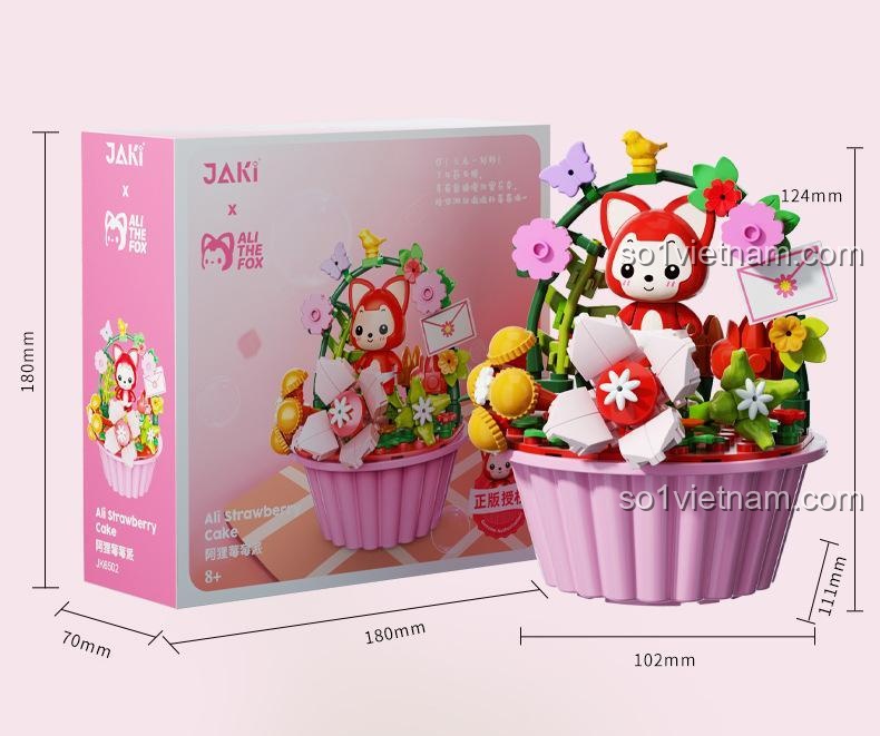 Mô hình Cáo Ali hát chúc mừng sinh nhật trên chiếc bánh xoài. Mứt xoài kết hợp với kẹo ngôi sao lấp lánh, vị chua ngọt hấp dẫn.