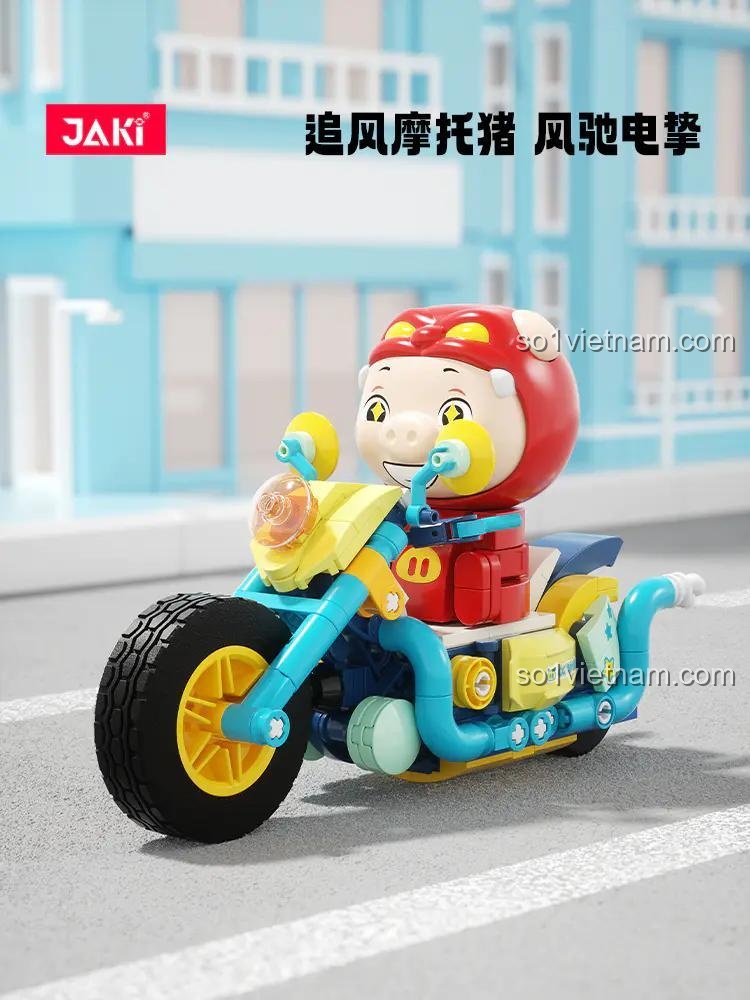 Mô hình xe máy GG Bond màu xanh vàng đỏ trên nền trắng, thể hiện chi tiết