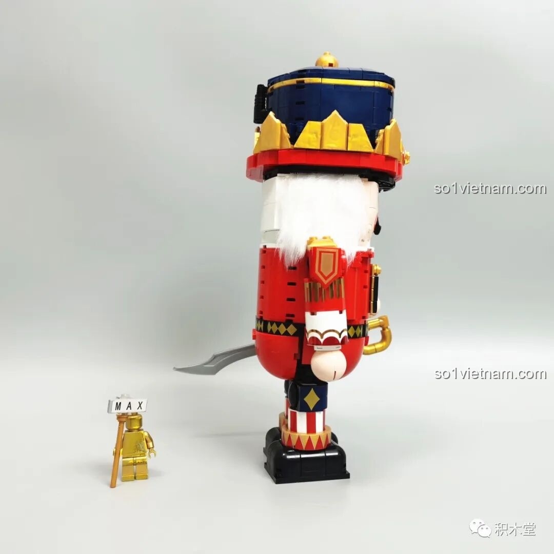 Mô hình Hoàng Tử Kẹp Hạt Dẻ JAKI JK8225 nhìn từ bên hông, chi tiết trang phục và vũ khí sắc sảo.