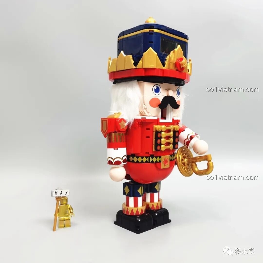 Mô hình Hoàng Tử Kẹp Hạt Dẻ JAKI JK8225 nhìn từ phía trước bên phải, tay cầm kèn vàng.