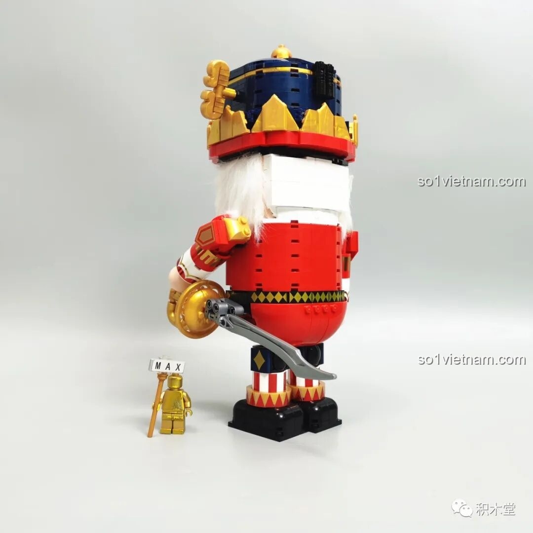 Mô hình Hoàng Tử Kẹp Hạt Dẻ JAKI JK8225 nhìn từ phía sau, khoe mái tóc trắng và thanh kiếm.