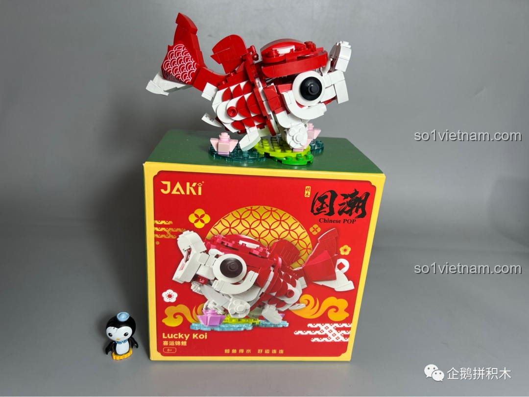 Bộ đôi mô hình lắp ráp JAKI Sư Tử Múa Lân và Cá Chép Vận May được đặt cạnh nhau sau khi hoàn thiện.