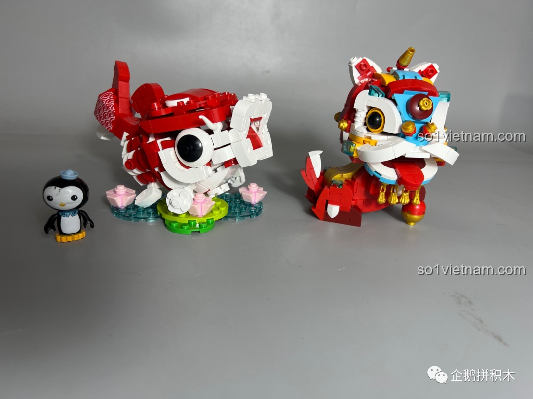 Hai mô hình linh vật may mắn JAKI Sư Tử và Cá Chép hoàn thiện, một bộ đôi đồ chơi trang trí hoàn hảo.