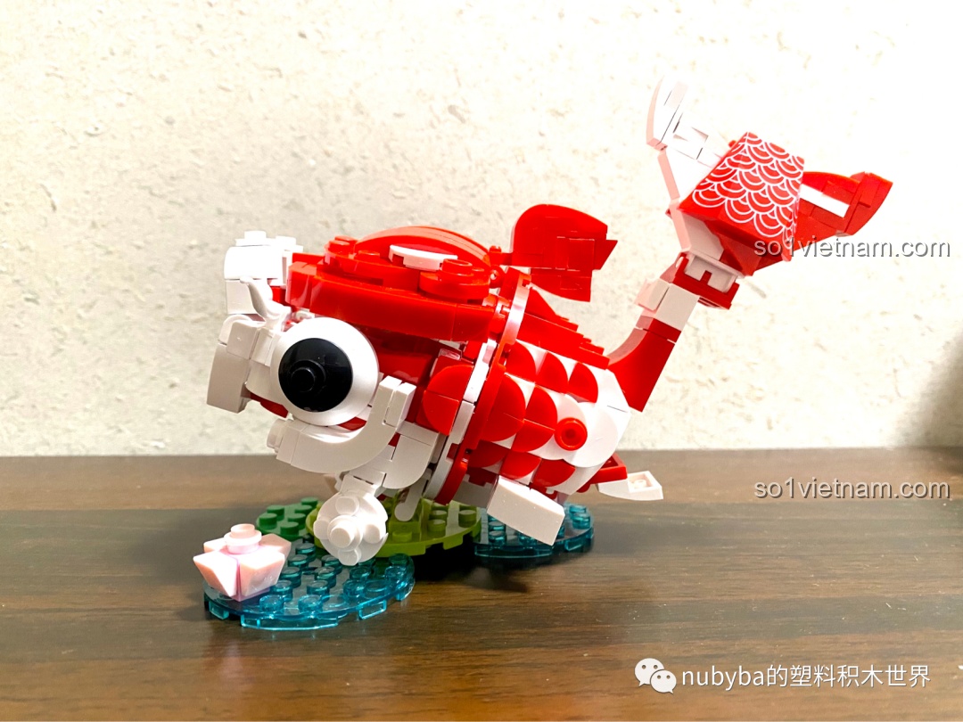 Cận cảnh phần đuôi của mô hình JAKI Lucky Koi, với các chi tiết vảy cá được in sắc nét và thiết kế uyển chuyển.