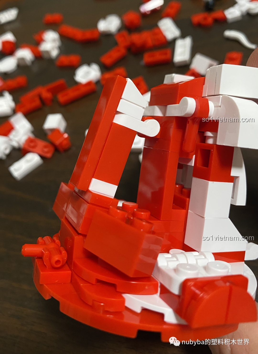 Cận cảnh các chi tiết trên thân cá chép JAKI Lucky Koi, cho thấy sự phức tạp trong thiết kế để tạo hình.